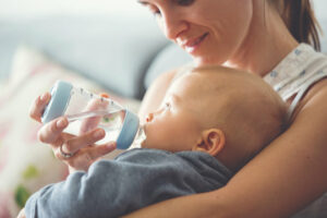 Baby trinkt osmosewasser angereichert mit Mineralien