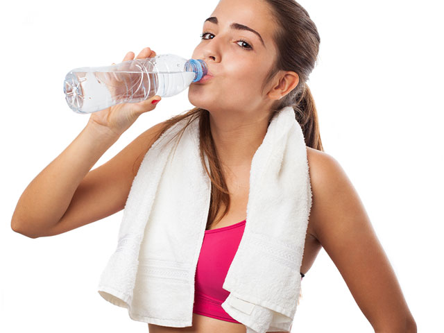 Osmosewasser im Sport Frau trinkt wasser