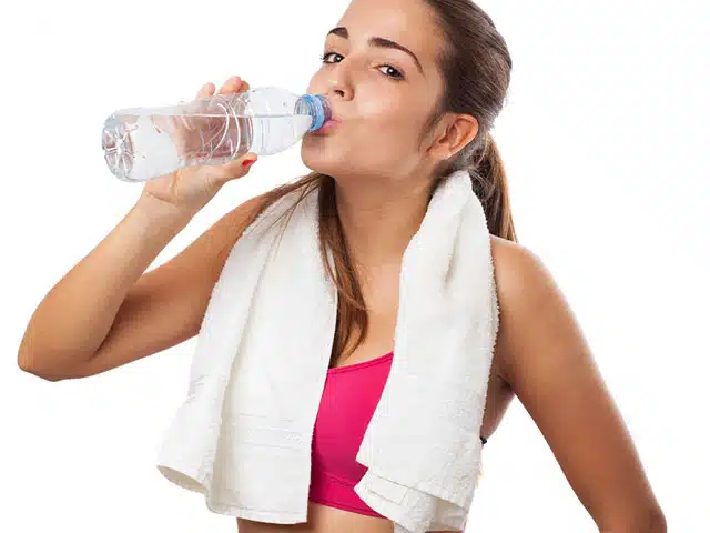 blog-Osmosewasser 49 Osmosewasser im Sport Frau trinkt wasser