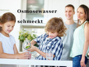 Familie trinkt Wasser