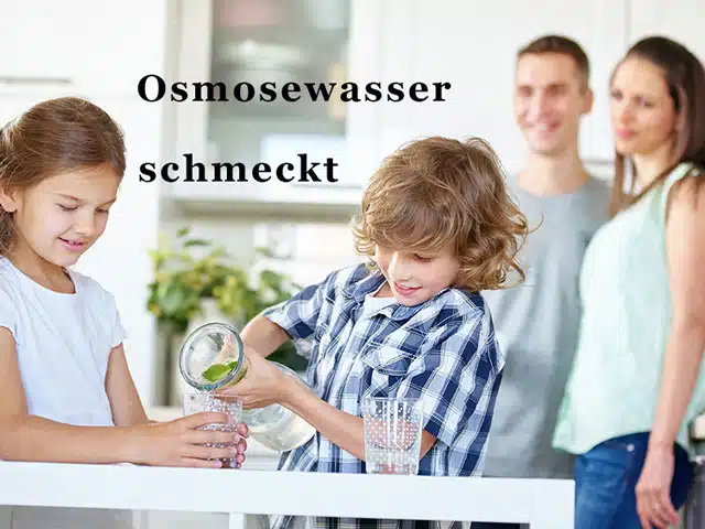 Wie findest du eigentlich die Osmoseanlage die genau zu dir passt? 15 Familie trinkt Wasser