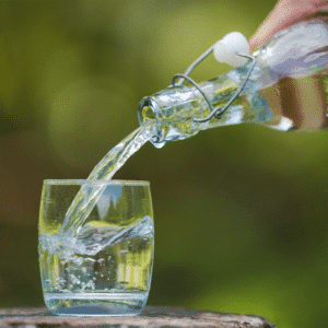 Flasche mit Wasser füllt ein Glas wie gesund ist osmosewasser