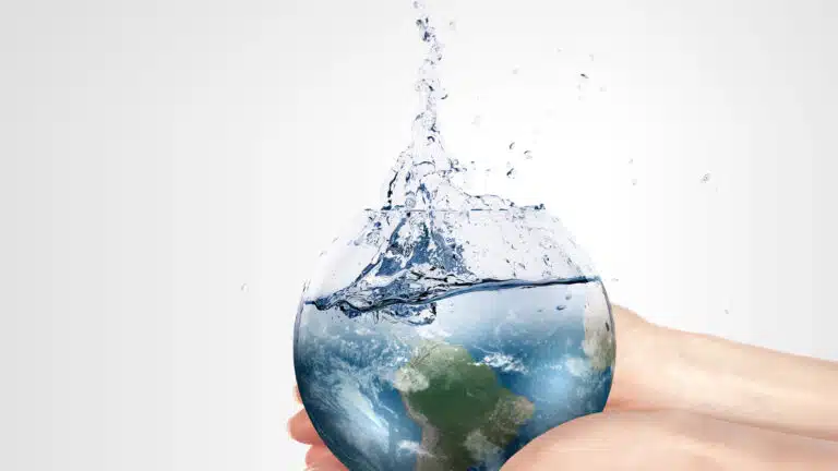 Glas mit Wasser und Mineralen gefüllt